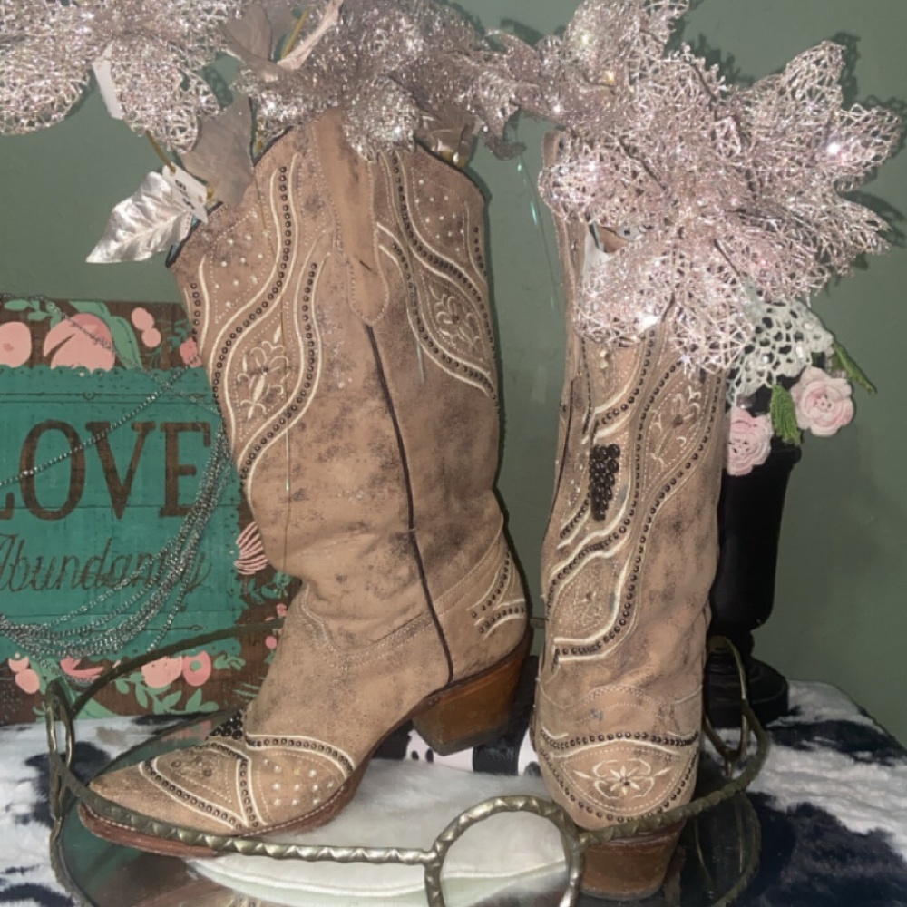 Corral Embroidery and Studs women's western boots with a snip toe. SIZE 81/2